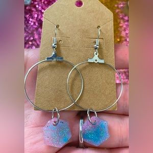 Hoop with resin piece